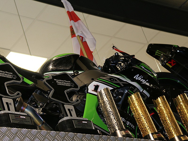 Más trofeos junto a motos campeonas.