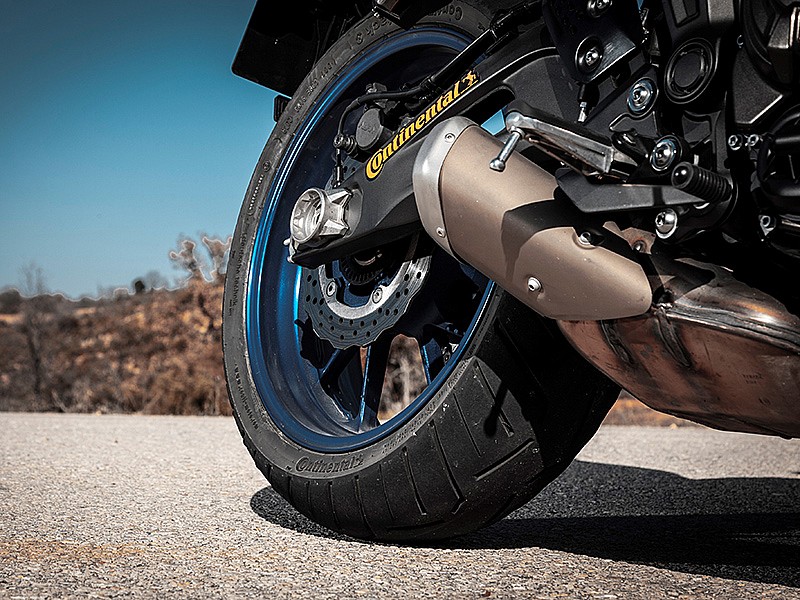 Continental Road Attack 3 trasero montado en una MT09 Tracer.