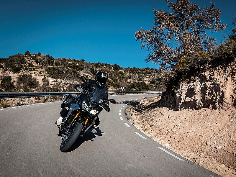 Salida de un viraje con la Yamaha MT09 Tracer calzada con los Continental Road Attack 3.