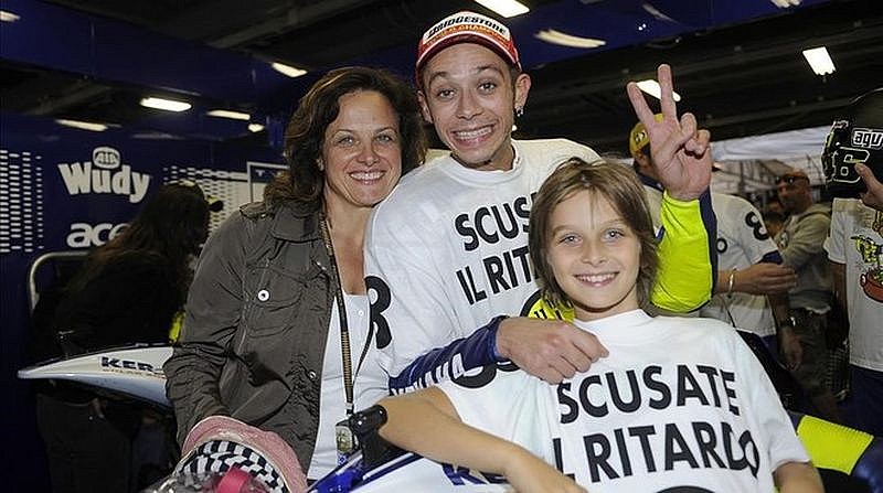 2008, el último mundial de Rossi, con su madre y Luca Marini