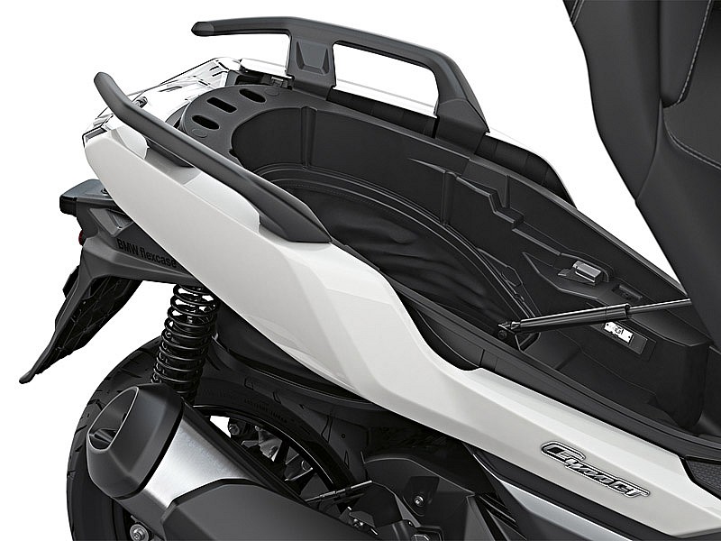 Hueco bajo-asiento del BMW C400GT con sistema Flex-Case para casco integral