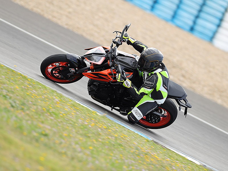 bridgestone_battlax_hypersport_s22_2019_13