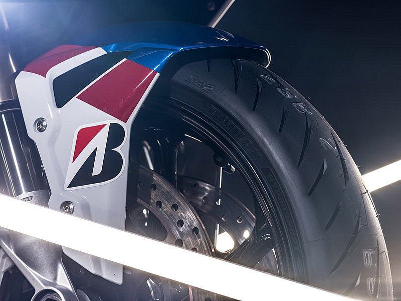 Neumático delantero Bridgestone Battlax Hypersport S22 en una BMW S1000RR