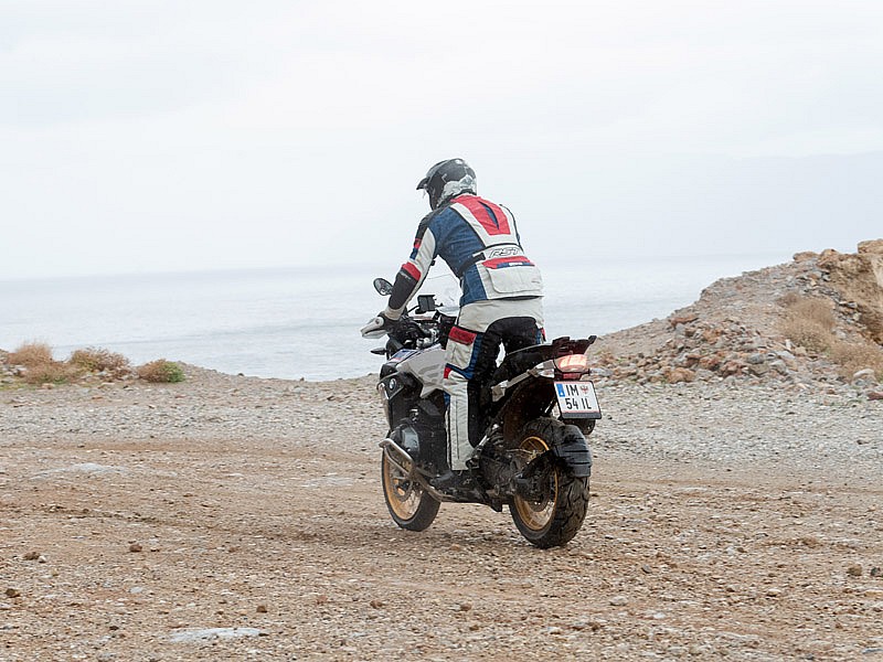 Con la BMW R 1250 GS calzada con Continental ContiTrailAttack 3