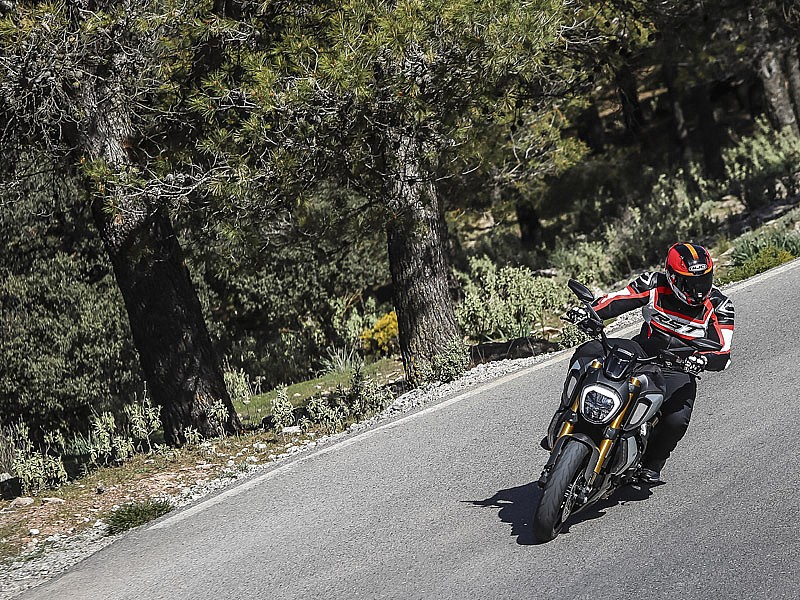 La posición de conducción de la Ducati Diavel S 2019 se adapta a todas las estaturas