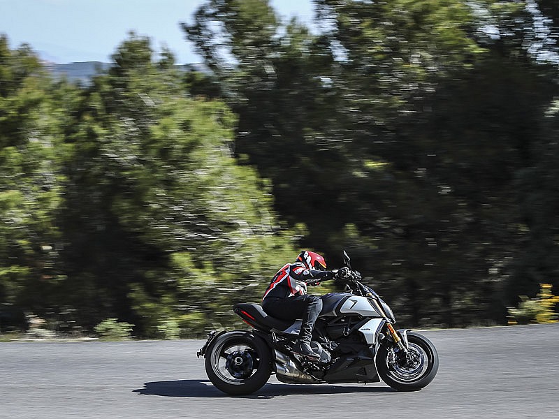 La agilidad de la Ducati Diavel S 2019 es mucho mejor de lo que su neumático trasero indica