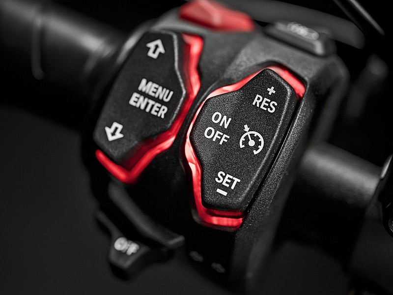 Piñas retroiluminadas en la Ducati Diavel 1260 S 2019