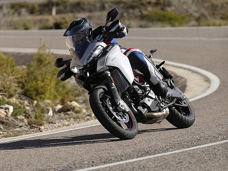 ABS y control de tracción en curva son dos ayudas electrónicas presentes en la Ducati Multistrada 950 S 2019