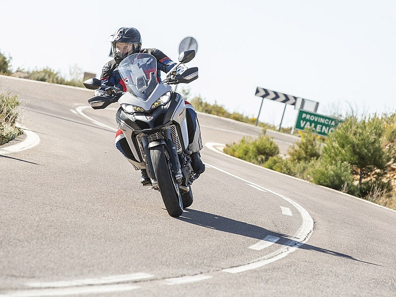 La Ducati Multistrada 950 S 2019 dispone de luces cuneteras LED