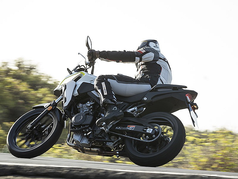 La Honda CB500X 2019 se siente muy estrecha y ligera