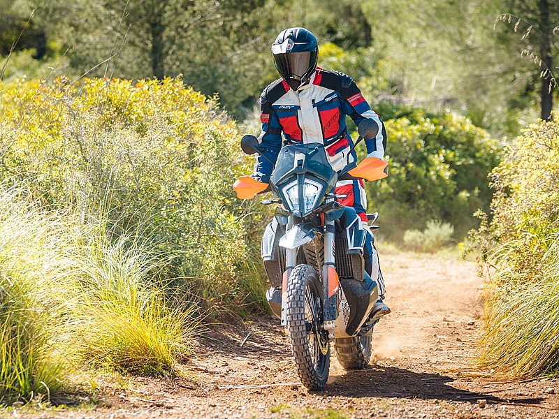 El parabrisas bajo ahumado es exclusivo de la KTM 790 Adventure R