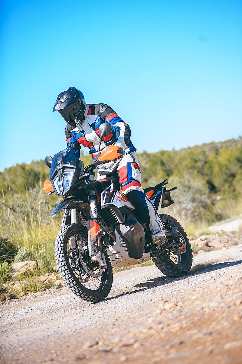 El cubrecárter de aluminio es un accesorio de serie en las KTM 790 Adventure/R