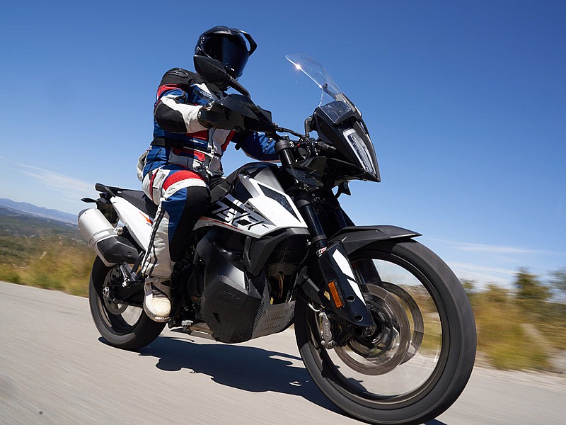 La KTM 790 Adventure/R declara 209 kg llena