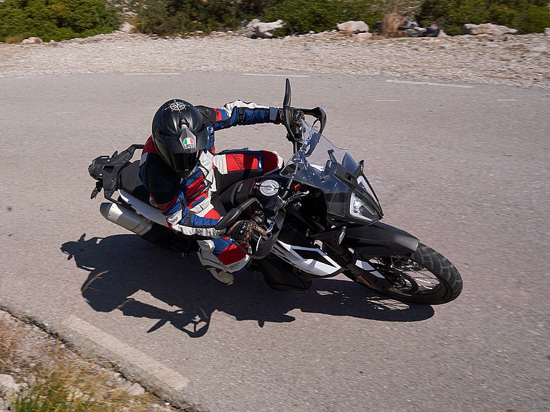 La KTM 790 Adventure monta neuméticos Avon TrailRider de origen