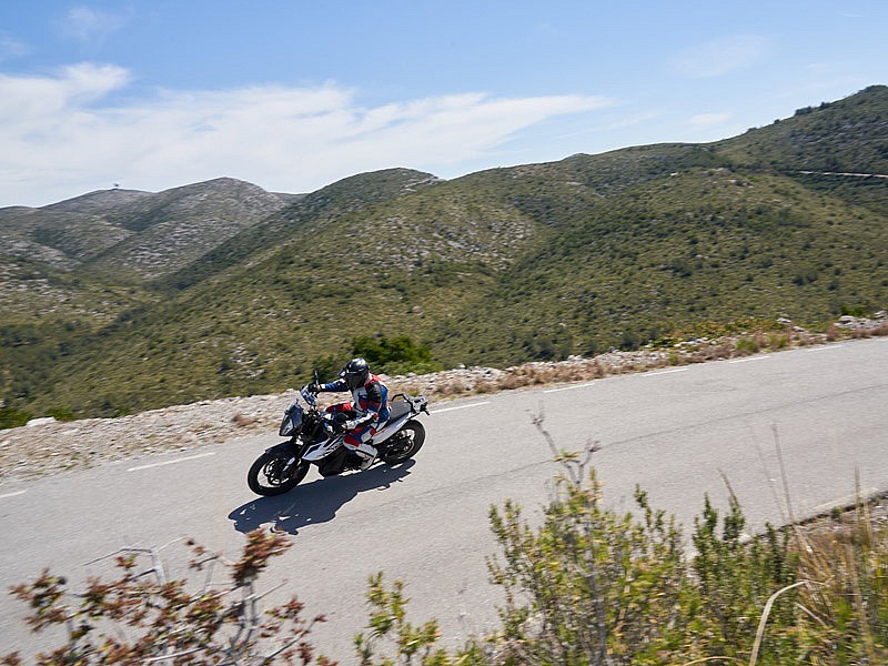 La KTM 790 Adventure es más accesible que su hermana R