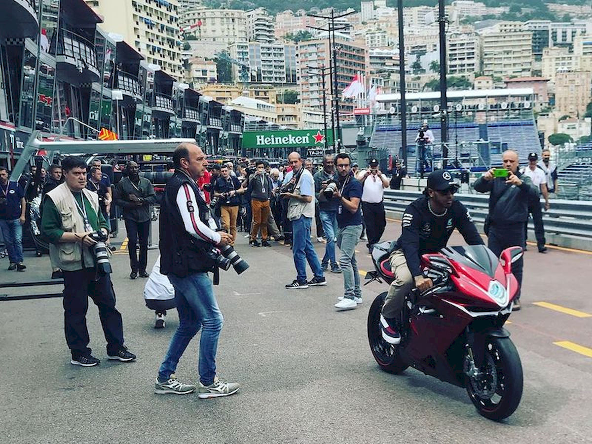 Lewis Hamilton con la MV Agusta F4 LH44 en Mónaco