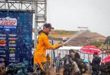 Roczen celebra la victoria en el AMA MX