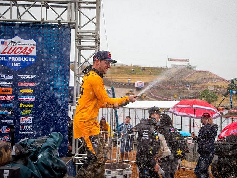 Roczen celebra la victoria en el AMA MX