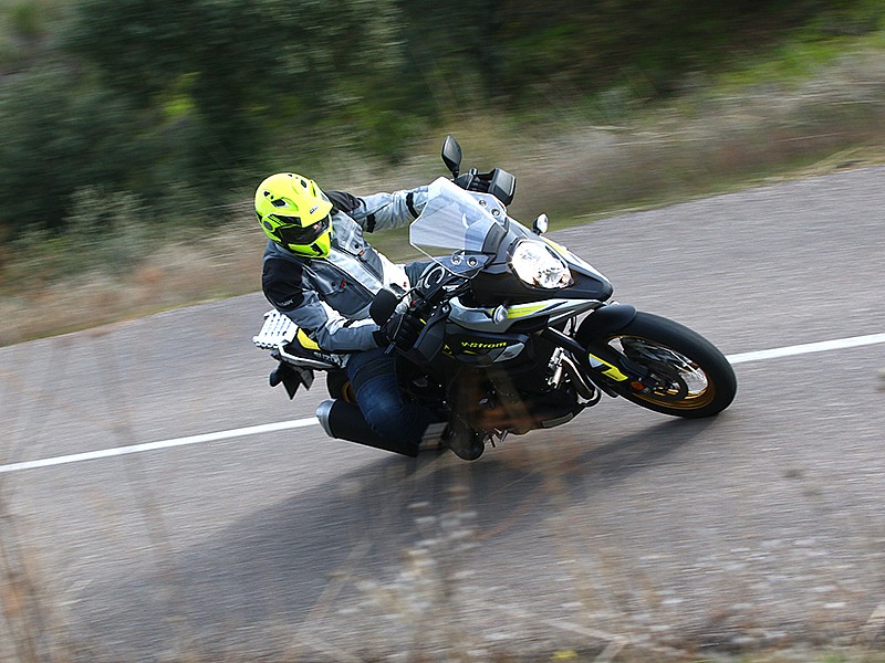 Con la Chaqueta trail Hevik Titanium haciendo ruta sobre una Suzuki V Strom 1000.