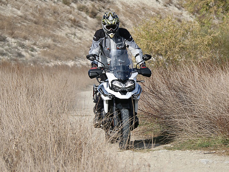 Probando la Chaqueta trail Hevik Titanium con una Triumph Tiger 1200 XCA por el campo.