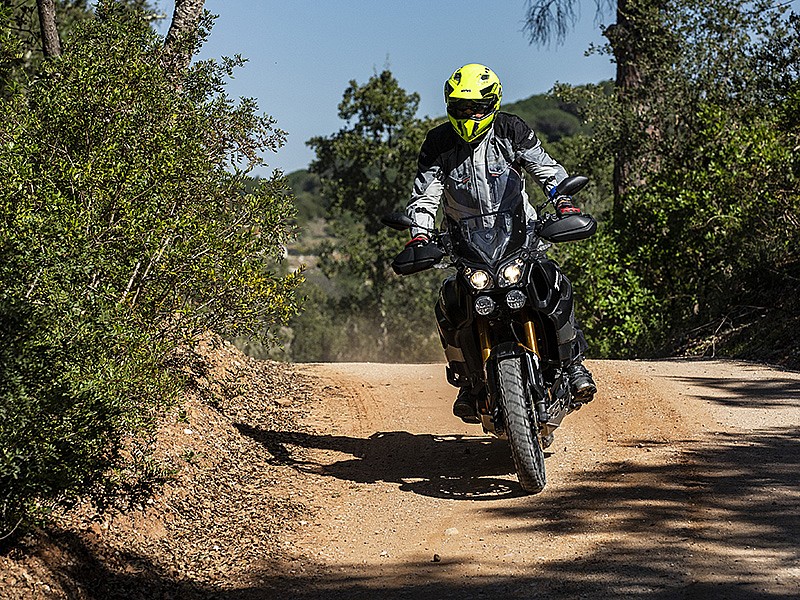 Con la chaqueta trail Hevik Titanium sobre una Yamaha Super Ténéré 1200 por tierras de Portugal.