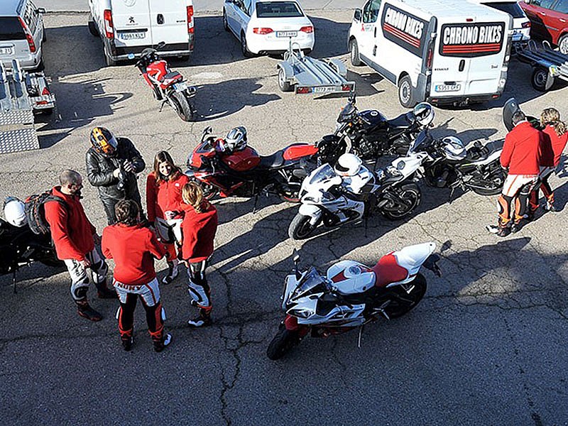 Grupo de alumnos preparados antes de salir a un curso de conducción deportiva en el Jarama.