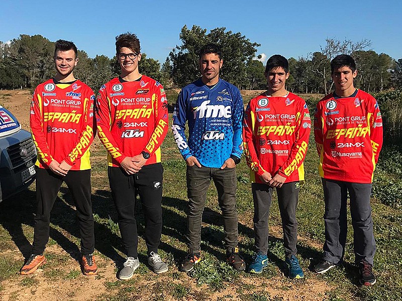 El Equipo enduro RFME 2.019, con Iván Cervantes en el centro.