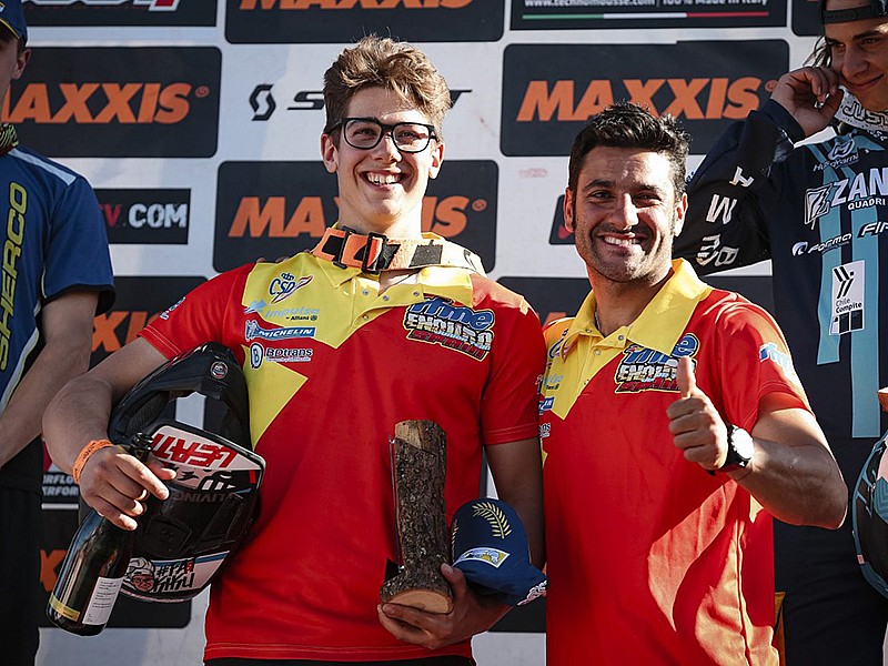 Enric Francisco junto a Iván Cervantes, capitán del Equipo enduro RFME , abriendo a fuego en una especial.