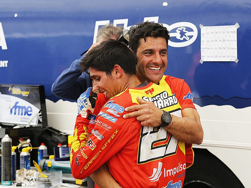 El abrazo del capitán del Equipo enduro RFME con Sergio Navarro.