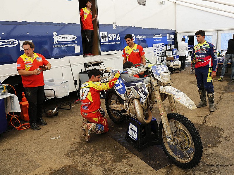 El trabajo en la trastienda del Equipo enduro RFME , con la revisión y el cambio obligatorio de cubierta, supervisado por Iván Cervantes, entre jornada y jornada.