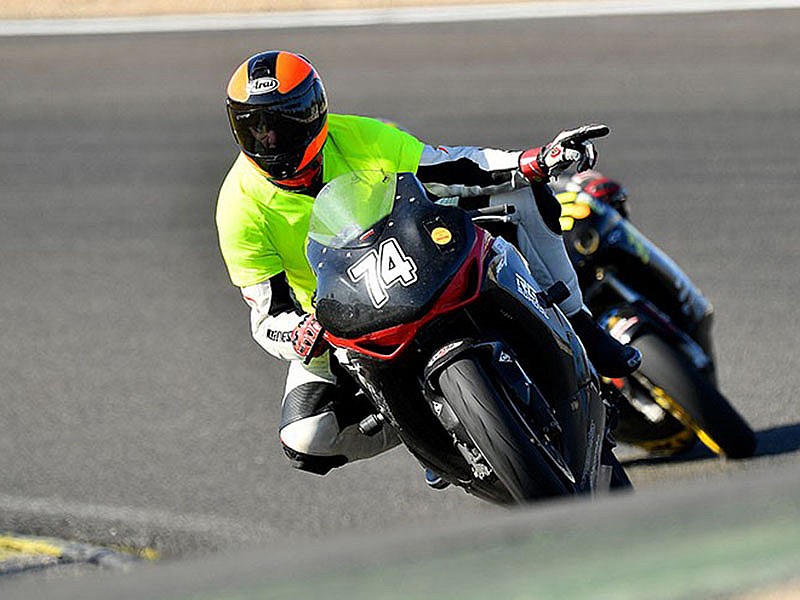Indicaciones de un monitor en un curso de conducción deportiva en el Jarama.