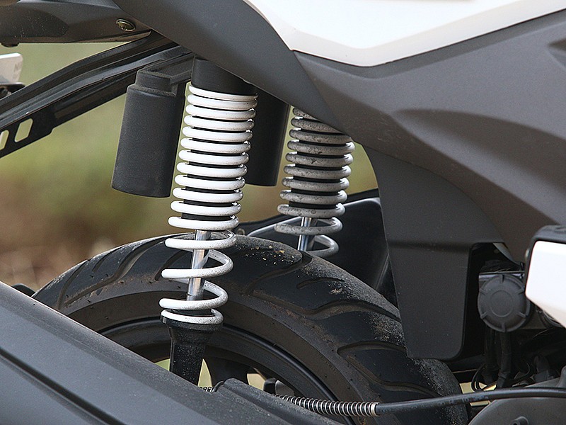 MX Motor Bolt 125, suspensión trasera