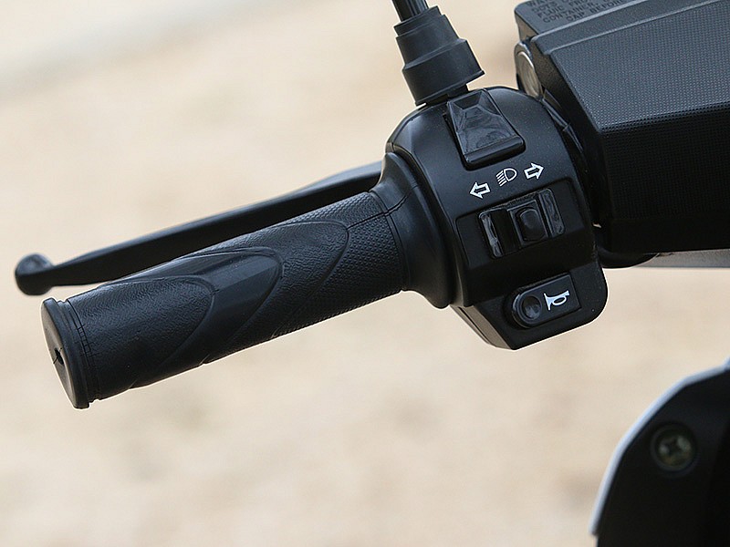 MX Motor Bolt 125, manillar izquierdo