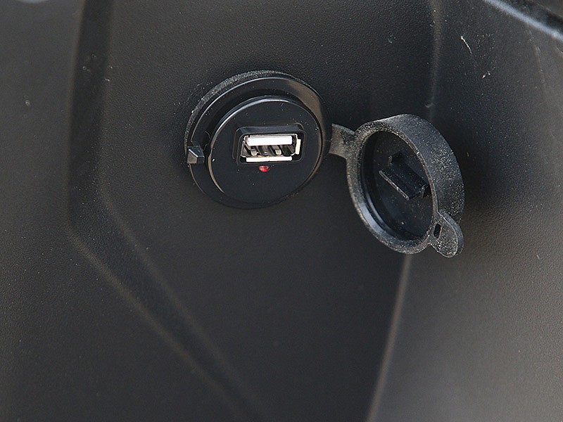 MX Motor Bolt 125, toma de corriente