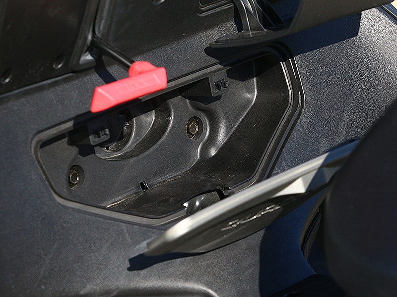 Quadro QV3, guantera