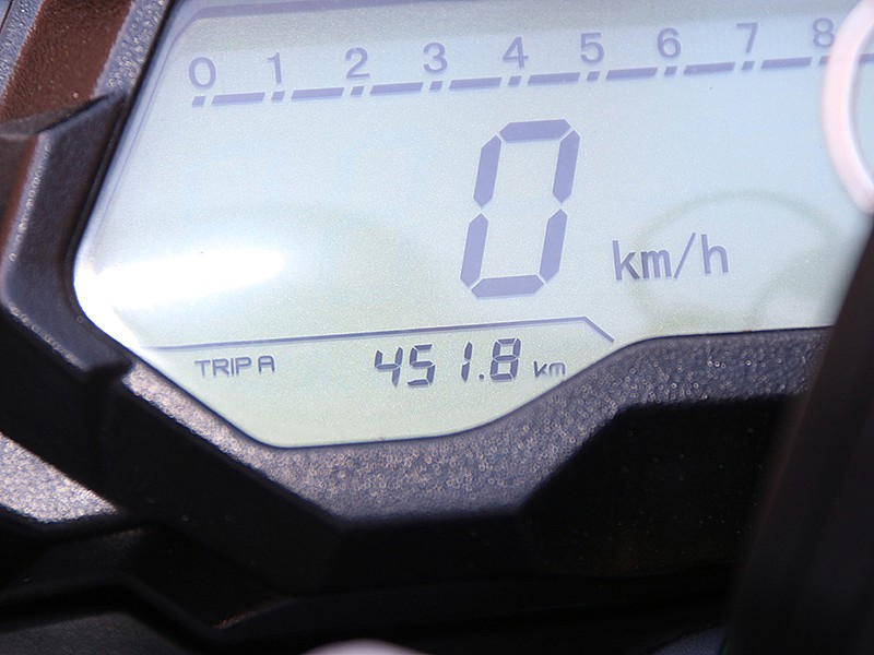 Un servidor es tan despistado que olvidó poner a 0 en trip A en el momento de la salida. Lo hizo después, y por eso marca 14 km menos del total que apunta el texto.