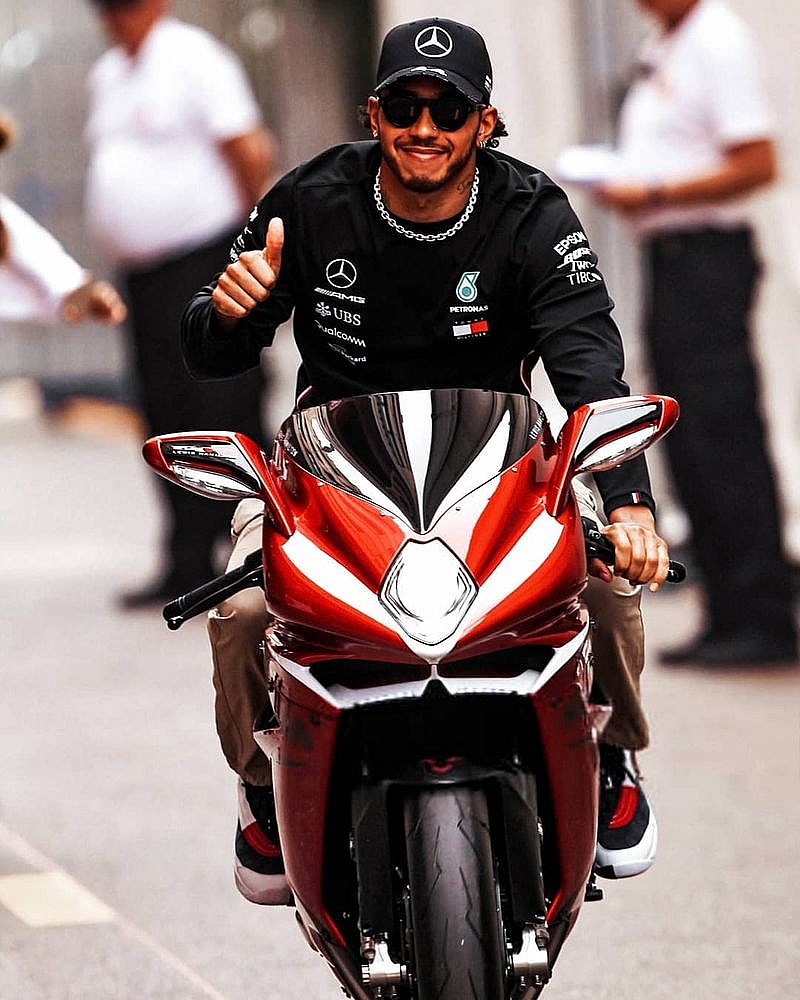Lewis Hamilton con la MV Agusta F4 LH44 en Mónaco