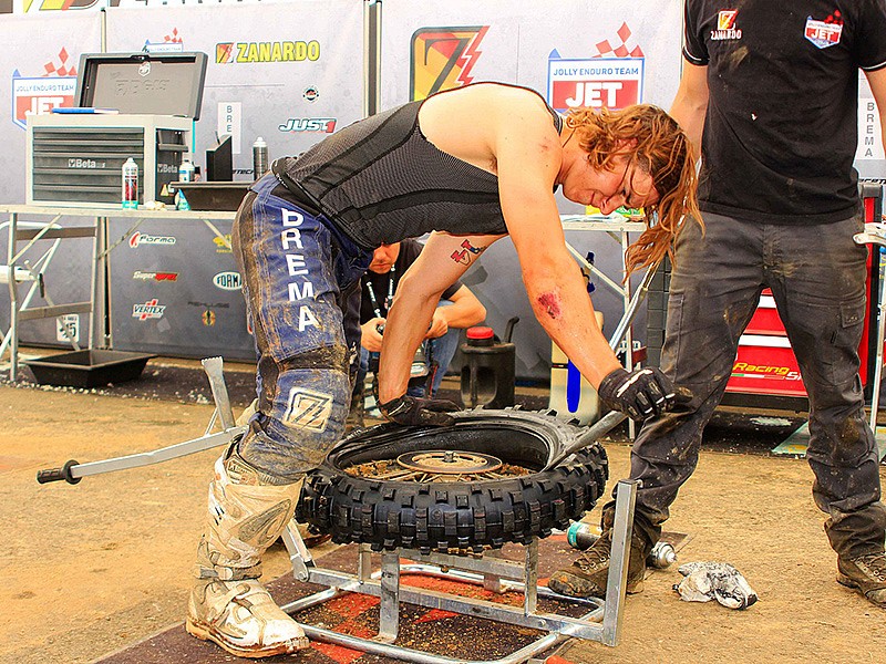 Un piloto haciendo el cambio obligatorio, sin asistencia, al término de la primera jornada en el Mundial de Enduro, carrera de Santiago de Compostela.