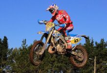 Salto al estilo SX en la especial de cross del Mundial de Enduro.