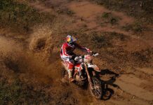 El Mundial de Enduro en un paso enfangado de la especial de enduro clásico.