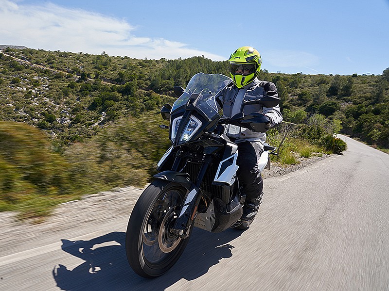 En ruta con la Chaqueta trail Hevik Titanium con una KTM 790 Adventure.