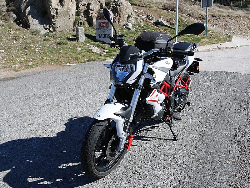 Un mojón antiguo en el límite de la Comunidad de Madrid con la Benelli BN 125.