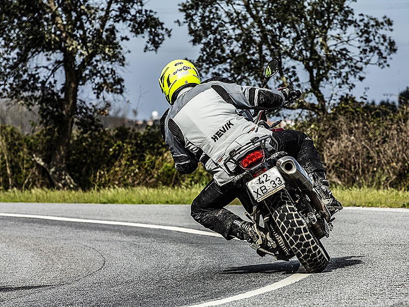 Campo, ruta, conducción deportiva..., todas las versiones del motociclismo en una trail con la Chaqueta trail Hevik Titanium.