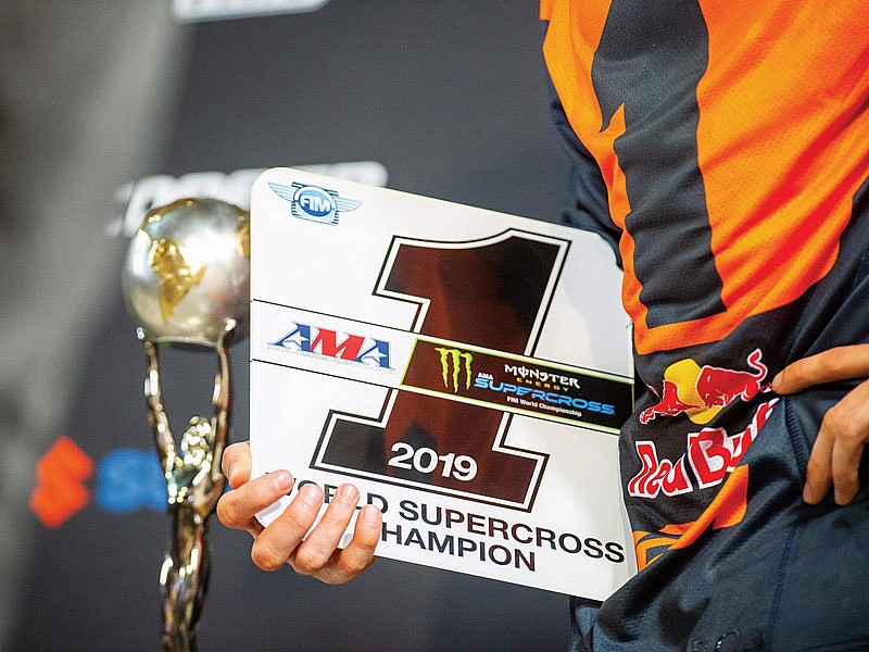 Cooper Webb con su dorsal de campeón 2019