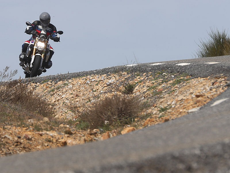 Horquilla invertida convencional y Paralever trasero para la BMW R 1250 R