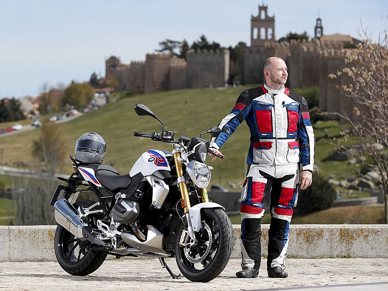 Parada en Ávila durante la prueba de la BMW R 1250 R HP 2019