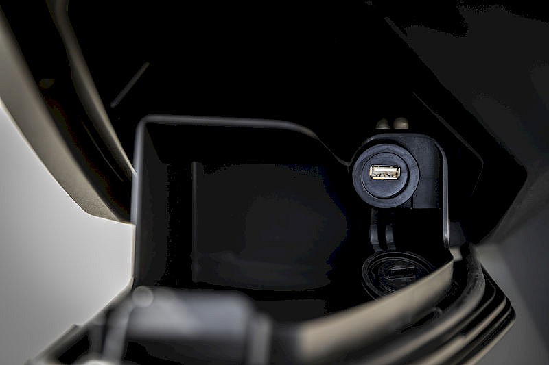 Peugeot Pulsion 125, guantera con USB