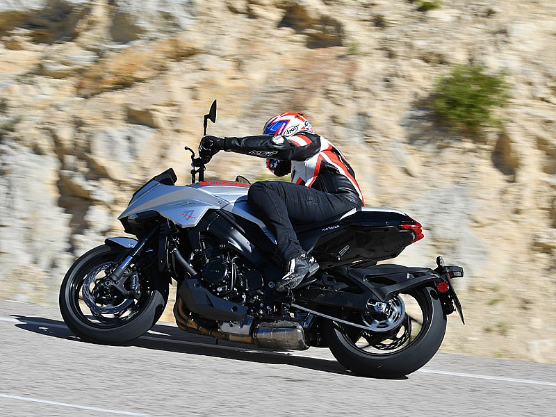 La Suzuki Katana tiene anclaje de matrícula en el basculante
