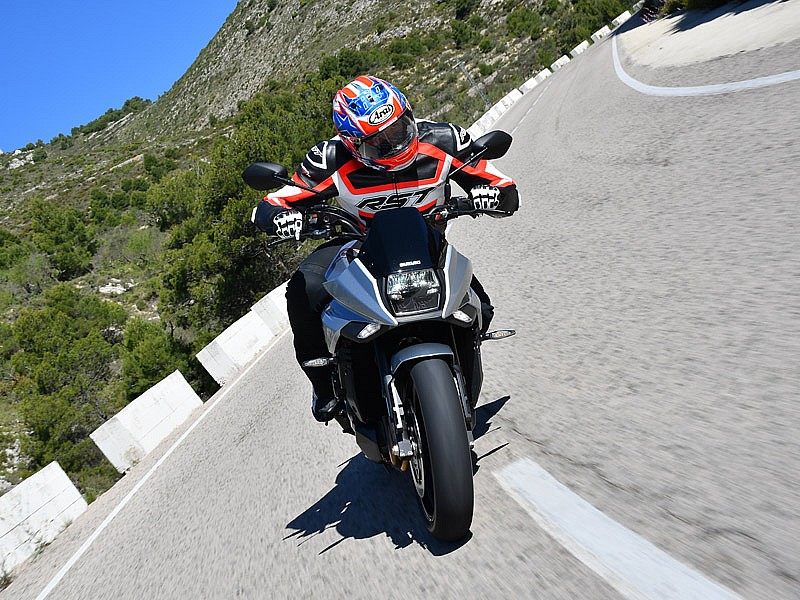 La nueva Suzuki Katana emplea manillar alto en lugar de semis