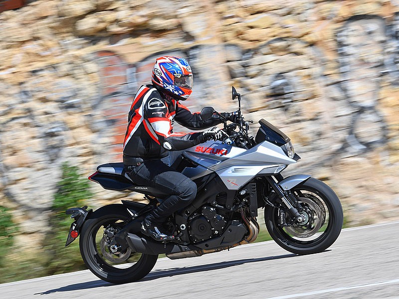 La postura al manillar de la Suzuki Katana es cómoda